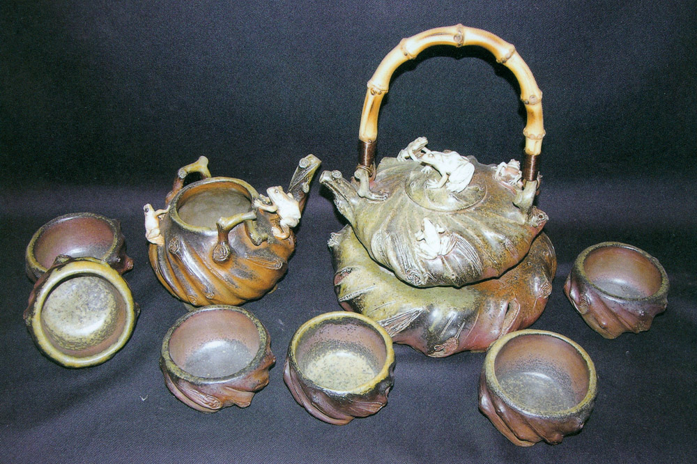 第八屆南投縣玉山美術獎陶藝類入選羅金富作品（呼朋引伴）