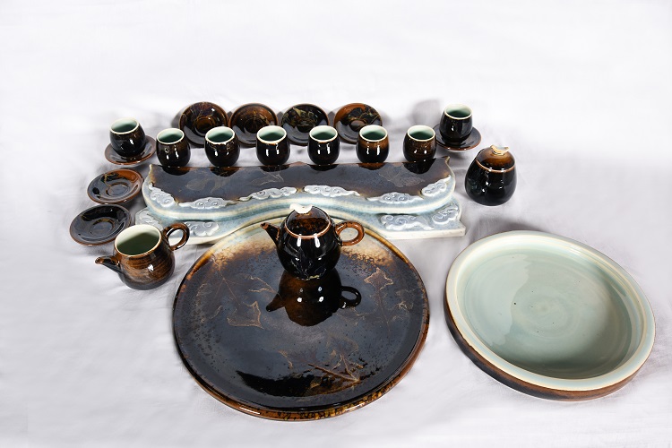 18黃明文《入選》‧  「葉」-自然而然~葉飄祥雲木葉天目茶具組　14×50×50cm-1