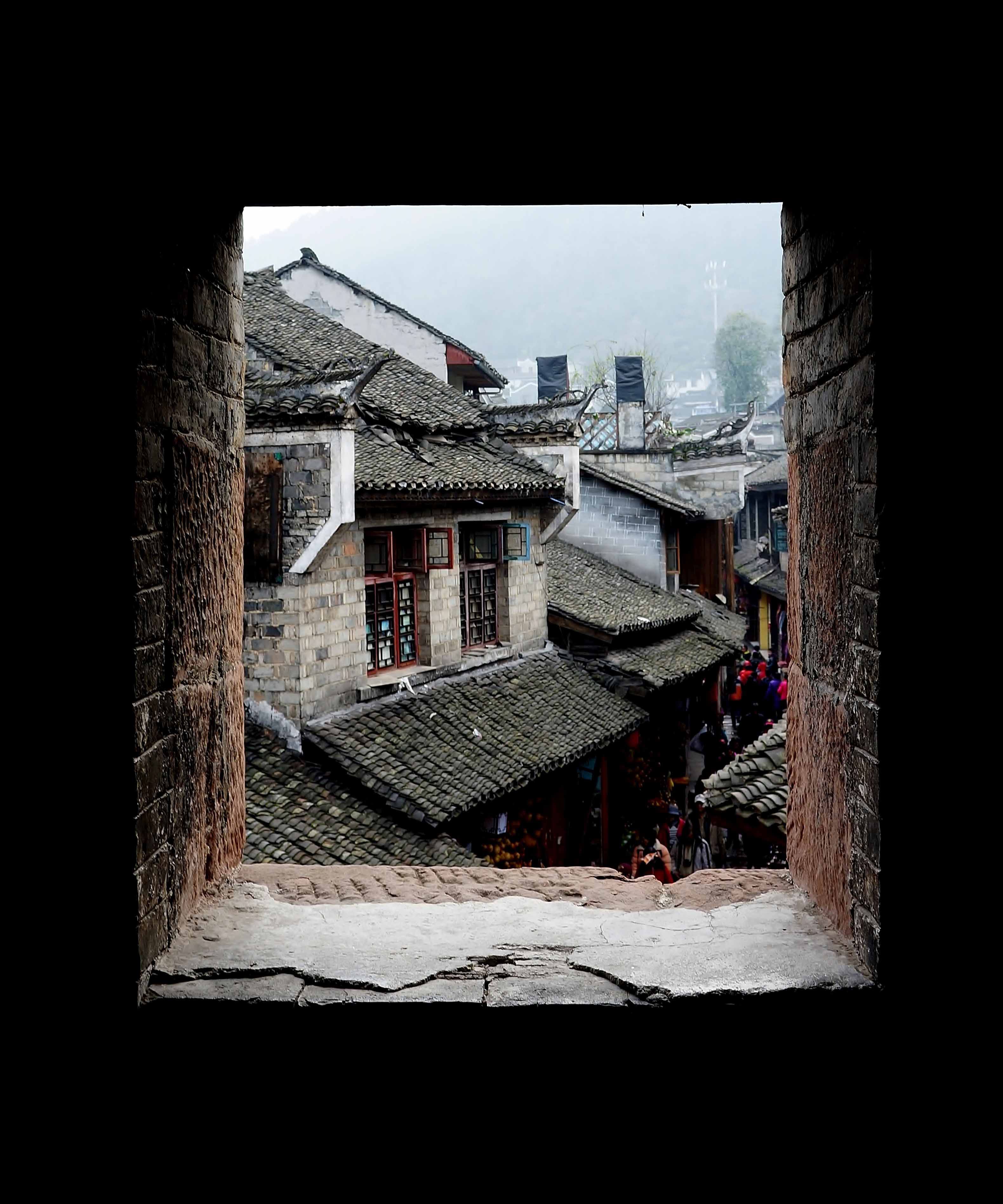 16龍允中-窗外的古城-20X24